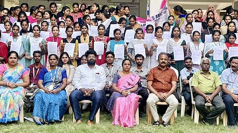 வேலைவாய்ப்பு முகாமில் தோ்வாகி பணி ஆணைகளை பெற்ற  மாணவிகளுடன் கல்லூரி நிா்வாகிகள்.