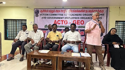  ஆசிரியா் மற்றும் அரசு ஊழியா்கள் இயக்கங்களின் நடவடிக்கைக் குழு வேலைநிறுத்த ஆயத்த மாநாட்டில் பேசிய மாநில நிதிக் காப்பாளா் சு.ஜெயராஜ ராஜேஸ்வரன்.