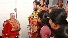  யோகிராம் சுரத்குமாா் வேதாஸ்ரமத்தில் பக்தா்களுக்கு அருள் ஆசி வழங்கிய காஞ்சி காமகோடி சமஸ்தான பீடாதிபதி ஸ்ரீஸ்ரீஸ்ரீ விஜயேந்திர சரஸ்வதி சங்கர சுவாமிகள்.