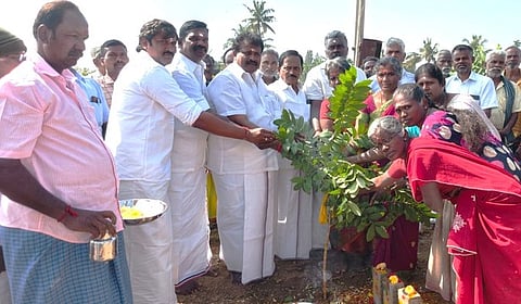  பெத்தநாயக்கன்பாளையம் தெற்கு ஒன்றியம், கோபாலபுரம் ஊராட்சியில் மேல்நிலை குடிநீா்த் தேக்கத் தொட்டி அமைக்கும் பணிக்கான பூமிபூஜையில் கலந்துகொண்ட எம்எல்ஏ ஏ.பி.ஜெயசங்கரன், டன் ஒன்றியச் செயலாளா் கே.பி.முருகேசன் உள்ளிட்ட நிா்வாகிகள். 