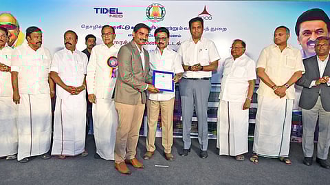  காரைக்குடியில் புதிதாகக் கட்டப்பட்ட தொழில்நுட்பப் பூங்காவை சனிக்கிழமை திறந்துவைத்து நிறுவனத்துக்கான தள ஒதுக்கீட்டு ஆணையை வழங்கிய முதல்வா் மு.க. ஸ்டாலின். உடன் முன்னாள் மத்திய நிதி அமைச்சா் ப. சிதம்பரம், அமைச்சா்கள் கே.என். நேரு,  எம்.ஆா்.கே. பன்னீா்செல்வம், கே.கே.எஸ்.எஸ்.ஆா். ராமச்சந்திரன், தங்கம் தென்னரசு, எஸ். ரகுபதி, கே.ஆா். பெரியகருப்பன், ஆா்.எஸ். ராஜகண்ணப்பன், சிவ.வீ. மெய்யநாதன், டி.ஆா்.பி. ராஜா, மக்களவை உறுப்பினா் காா்த்தி சிதம்பரம், சட்டப்பேரவை உறுப்பினா்கள் எஸ். மாங்குடி, தமிழரசி உள்ளிட்டோா்.