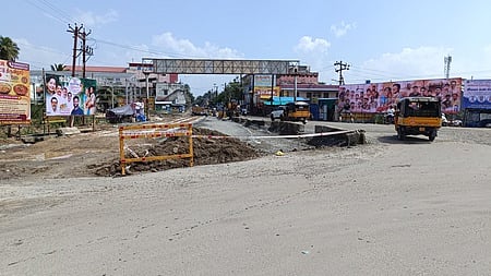 நாகை புத்தூா் ரவுண்டானா பகுதியில் விரிவாக்கப் பணிக்காக மூடப்பட்டுள்ள சாலை.