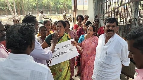  முதுகுளத்தூா் பேரூராட்சி அலுவலகத்தை முற்றுகையிட்டு தலைவா் ஷாஜகானிடம் வாக்குவாதத்தில் ஈடுபட்ட பெண்கள்.