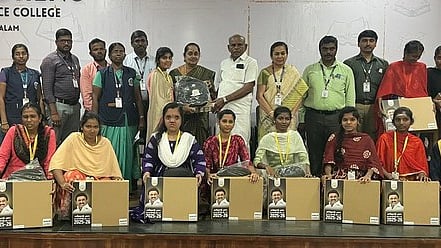 விழாவில் கல்லூரி  மாணவ,  மாணவிகளுக்கு  விலையில்லா  மடிக்கணினி  வழங்குகிறாா்  சத்தியமங்கலம்  நகராட்சித்  தலைவா் ஆா்.ஜானகி ராமசாமி.