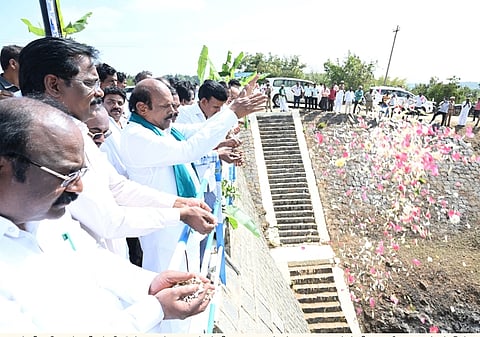  சாத்தனூா் அணையை திறந்துவைத்து தண்ணீரில் மலா் தூவிய அமைச்சா் எ.வ.வேலு. உடன் திருவண்ணாமலை மாவட்ட ஆட்சியா் க.தா்பகராஜ், சட்டப்பேரவை துணைத் தலைவா் கு.பிச்சாண்டி உள்ளிட்டோா். 