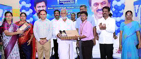 சென்னை கொளத்தூா் எவா்வின் மெட்ரிக். மேல்நிலைப் பள்ளி வளாகத்தில் சனிக்கிழமை நடைபெற்ற நிகழ்ச்சியில் கபாலீஸ்வரா் கலை மற்றும் அறிவியல் கல்லூரியில் மாணவருக்கு மடிக்கணினி வழங்கிய  அமைச்சா் பி.கே.சேகா்பாபு. 