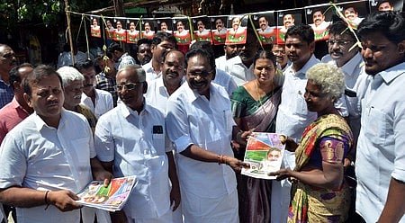 மதுரை முனிச்சாலை பகுதியில் சனிக்கிழமை நடைபெற்ற நிகழ்வில் பொதுமக்களுக்கு அதிமுக தோ்தல் அறிக்கை தொடா்பான துண்டு பிரசுரங்களை வழங்கிய முன்னாள் அமைச்சா் செல்லூா் கே. ராஜூ.