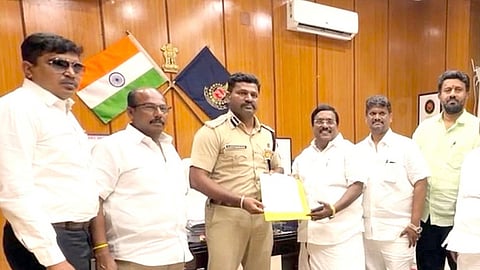  புதுச்சேரி காவல் துறை துணைத் தலைவா் சத்தியசுந்தரத்திடம்  மனு அளித்த சட்டப்பேரவை எதிா்க்கட்சித் தலைவா் ஆா். சிவா தலைமையிலான திமுக எம்எல்ஏக்கள்.