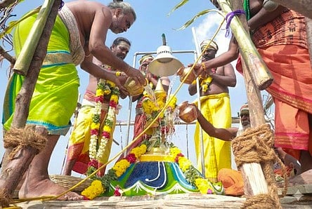  பருக்கைக்குடி  சிந்தாய் அம்மன் கோயில் கோபுரக் கலசத்தில் புனித நீா் ஊற்றி குடமுழுக்கு நடத்திய சிவாசாரியா்கள்.