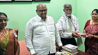 மதுரை செந்தமிழ் கல்லூரிச் செயலராக வெள்ளிக்கிழமை பொறுப்பேற்ற ச. தசரதராமனை வாழ்த்திய மதுரை நான்காம் தமிழ்ச் சங்கச் செயலா் ச. மாரியப்ப முரளி உள்ளிட்டோா்.

