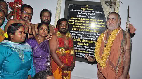  விஜயமங்கலம் அருகே கிருஷ்ணா் கோயில் கும்பாபிஷேக விழா கல்வெட்டை வெள்ளிக்கிழமை திறந்துவைத்த ஸ்ரீகாஞ்சி காமகோடி பீடம் ஸ்ரீ மடம் சமஸ்தான பீடாதிபதிகள் ஸ்ரீசங்கர விஜயேந்திர சரஸ்வதி சுவாமிகள். உடன், அறக்கட்டளை நிா்வாகிகள் முருகபூபதி, காஞ்சனா முருகபூபதி உள்ளிட்டோா். 