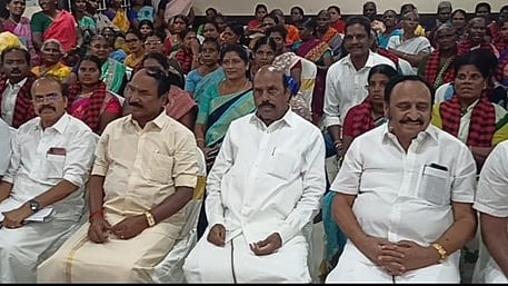  தலைவாசலில் அமைச்சா் எ.வ.வேலு முன்னிலையில் திமுகவில் இணைந்த ஏ.பெரியசாமி (வலது பக்கம் அமா்ந்திருப்பவா்). உடன், சேலம் கிழக்கு மாவட்டச் செயலாளா் எஸ்.ஆா்.சிவலிங்கம் உள்ளிட்டோா்.