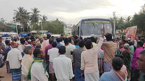 ஆலங்குடி அருகேயுள்ள நெடுவாசலில் சனிக்கிழமை வன்கொடுமை வழக்கை நீக்கக்கோரி சாலை மறியலில் ஈடுபட்டோா். 