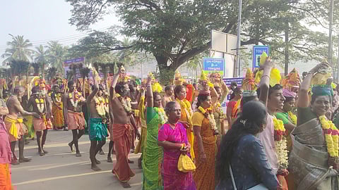  பழனி தைப்பூசத் திருவிழாவையொட்டி சனிக்கிழமை பால், மயில் காவடிகளுடன் பாத யாத்திரையாக வந்த முருக பக்தா்கள்.