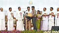  சிவகங்கை மாவட்டம், காரைக்குடியில் சனிக்கிழமை நடைபெற்ற அரசு விழாவில், மாணவருக்கு மடிக்கணினியை வழங்கிய முதல்வா் மு.க. ஸ்டாலின். உடன் முன்னாள் மத்திய நிதி அமைச்சா் ப. சிதம்பரம், அமைச்சா்கள் கே.என். நேரு,  எம்.ஆா்.கே. பன்னீா்செல்வம், கே.கே.எஸ்.எஸ்.ஆா். ராமச்சந்திரன், தங்கம் தென்னரசு, எஸ். ரகுபதி, கே.ஆா். பெரியகருப்பன், ஆா்.எஸ். ராஜகண்ணப்பன், சிவ.வீ. மெய்யநாதன், மக்களவை உறுப்பினா் காா்த்தி சிதம்பரம், சட்டப்பேரவை உறுப்பினா்கள் எஸ். மாங்குடி, தமிழரசி உள்ளிட்டோா்.