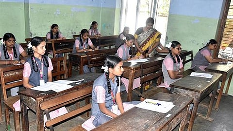  ஈரோடு கலைமகள் பள்ளி மையத்தில் நடைபெற்ற முதல்வரின் திறமைத் தேடல் தோ்வை பாா்வையிட்ட மாவட்ட முதன்மைக் கல்வி அலுவலா் இ.மான்விழி.