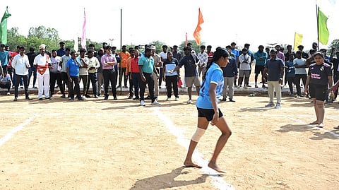 போட்டியை தொடங்கி வைத்த ஆட்சியா் மு.பிரதாப், உடன் மாவட்ட விளையாட்டு மற்றும் இளைஞா் நலத்துறை அலுவலா் சேதுராஜன் உள்ளிட்டோா்.