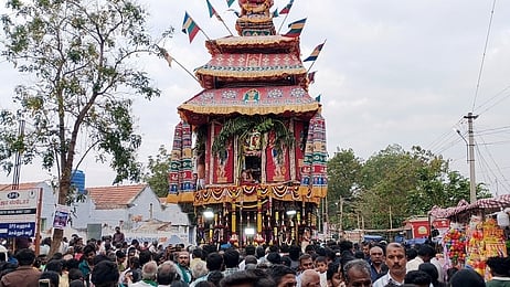 சிவன்மலையில் நடைபெற்ற சுப்பிரமணியசுவாமி கோயில் தேரோட்ட நிகழ்ச்சியில் பங்கேற்றோா்.