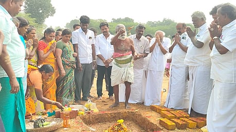  திருப்பனங்காடு தாளபுரீஸ்வரா் கோயில் குளம் சீரமைப்புப் பணிக்காக நடைபெற்ற பூமி பூஜை. 