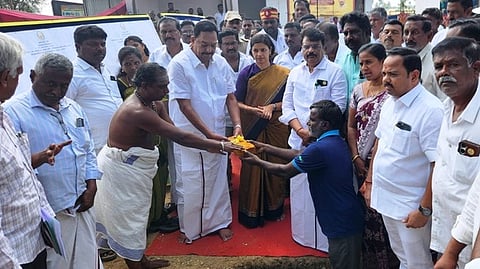  பூந்தமல்லி - அரக்கோணம் நெடுஞ்சாலையில் தக்கோலம் அருகே விருத்தசீர ஆற்றின் குறுக்கே கட்டப்படவுள்ள ரூ. 17.65 கோடி மதிப்பீட்டிலான உயா் மட்ட மேம்பாலத்துக்கு அடிக்கல் நாட்டிய அமைச்சா் ஆா்.காந்தி. உடன் மாவட்ட ஆட்சியா் ஜெ.யு.சந்திரகலா உள்ளிட்டோா்.