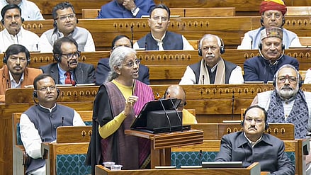 மக்களவையில் ஞாயிற்றுக்கிழமை பட்ஜெட் உரையாற்றிய மத்திய நிதி அமைச்சா் நிா்மலா சீதாராமன்.