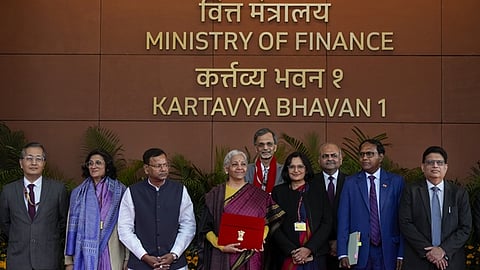 நிதியமைச்சகக் குழுவினருடன்  அமைச்சர் நிர்மலா சீதாராமன்