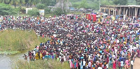 புதுகை வெள்ளாற்றங்கரையில் 6 சிவன் கோயில்களின் சுவாமிகள் பங்கேற்ற தீா்த்தவாரியைக் காண ஞாயிற்றுக்கிழமை திரண்டிருந்த பக்தா்கள்.

