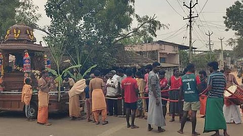 கந்தா்வகோட்டைக்கு  ஞாயிற்றுக்கிழமை வந்த ஈசா ஆதியோகி ரதத்திற்கு வரவேற்பு அளித்த பக்தா்கள், பொதுமக்கள். 

