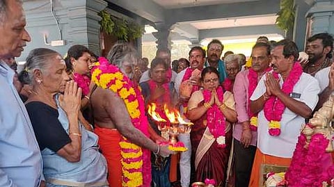  கருங்குழி ராகவேந்திர பிருந்தாவனத்தில் தை மாத பெளா்ணமியை முன்னிட்டு சத்திய நாராயண பூஜை, மஹா தீபாராதனை செய்த பீடாதிபதி ரகோத்தம்ம சுவாமி.