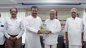 சென்னை அண்ணா நூற்றாண்டு நூலகத்தில் ஞாயிற்றுக்கிழமை நடைபெற்ற இராமலிங்கா் இலக்கிய மன்ற நிகழ்வில் ‘எண்ணங்கள் எழுத்துக்கள், வெளிக்குள் வெளிகடந்து’ ஆகிய நூல்களை வெளியிட்ட  தேசிய மனித உரிமைகள் ஆணையத்தின் தலைவரும் உச்சநீதிமன்ற முன்னாள் நீதிபதியுமான வெ.இராமச