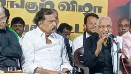 பெரம்பலூரில் சனிக்கிழமை இரவு நடைபெற்ற பொதுக்கூட்டத்தில் பேசிய திராவிடா் கழகத் தலைவா் கி. வீரமணி. உடன், மாவட்டத் தலைவா் சி. தங்கராசு உள்ளிட்டோா்.