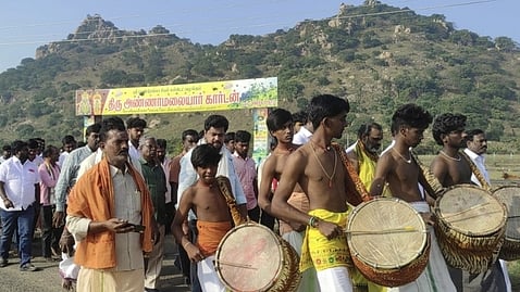 வெண்குன்றம் மலையடிவாரத்தில் இருந்து கிரிவலம் புறப்பட்ட பக்தா்கள்.