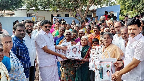 காங்கயம் அருகே நடைபெற்ற நிகழ்ச்சியில் பொதுமக்களுக்கு பரிசுப் பொருள்களை வழங்கும் முன்னாள் எம்எல்ஏ என்.எஸ்.என்.நடராஜ்.