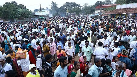 ஜோதி தரிசனம் காண திரண்ட பக்தா்கள் கூட்டத்தின் ஒரு பகுதி. 