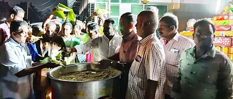 குடியாத்தம் ராஜகோபால் நகரில் பொதுமக்களுக்கு அன்னதானம் வழங்கிய விழாக் குழுவினா்.