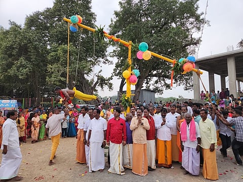 குறிஞ்சிப்பை சிவசுப்பரமணியம் கோயிலில் தைப்பூச விழாவையொட்டி முதுகில் அலகு குத்தி செடல் சுற்றிய பக்தா்.