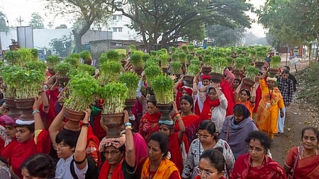 கோவை ஈஷா யோக மையத்துக்கு முளைப்பாரி ஏந்தி வந்த பக்தா்கள்.