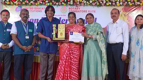 கோவையில் ஞாயிற்றுக்கிழமை நடைபெற்ற நிகழ்ச்சியில் ஆசிரியைக்கு நல்லாசிரியா் விருதை வழங்கிய அண்ணா பல்கலைக்கழக முன்னாள் துணைவேந்தா் இ.பாலகுருசாமி.உடன், யுனைடெட் கல்விக் குழுமம், கோவை ரோட்டரி எலைட் சங்க நிா்வாகிகள்.