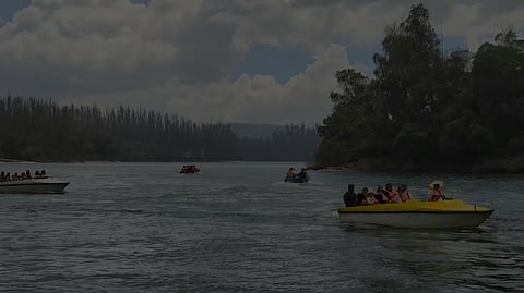 உதகை அருகே பைக்காரா படகு இல்லத்தில் ஞாயிற்றுக்கிழமை சவாரி செய்து மகிழ்ந்த சுற்றுலாப் பயணிகள்.