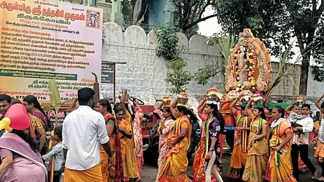  சேந்தமங்கலம் தத்தகிரி முருகன் கோயிலுக்கு பால்குடம் சுமந்துவந்த பெண்கள்.