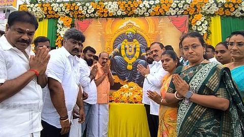  திருமலை நாயக்கா் உருவப்படத்திற்கு மாலை அணிவித்து மரியாதை செலுத்திய கடம்பூா் செ.ராஜு எம்எல்ஏ.

