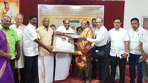  புதுவைத் தமிழ்ச் சங்கத்தில் புதுவை முன்னாள் சட்டத் துறை செயலா் வயி.நாராயணசாமிக்கு திருவள்ளுவா் விருது வழங்கிய பொதுப்பணித் துறை அமைச்சா் க. லட்சுமி நாராயணன். உடன் புதுவைத் தமிழ்ச் சங்கத் தலைவா் வி.முத்து உள்ளிட்டோா். 

