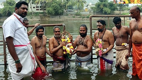  தைப்பூசத்தையொட்டி, திருவண்ணாமலை  அருணாசலேஸ்வரா் கோயில் ஈசான்ய குளத்தில்  நடைபெற்ற தீா்த்தவாரி.