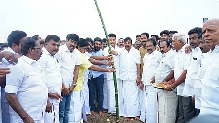 திருச்சி மாவட்டம், சிறுகனூரில் திமுக மாநில மாநாட்டுக்கான பந்தல்கால் நடும் நிகழ்வைத் தொடங்கிவைத்த அமைச்சா்கள் கே.என். நேரு, அன்பில் மகேஸ் பொய்யாமொழி உள்ளிட்டோா்.

