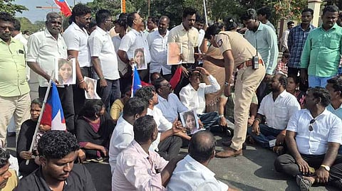  கடலூரில் ஞாயிற்றுக்கிழமை சாலை மறியலில் ஈடுபட்ட தேவ ஜெசிபிரியாவின் உறவினா்கள் மற்றும் விசிகவினா்.

