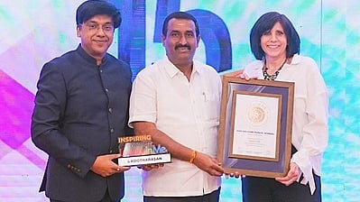  வேளாங்கண்ணி பள்ளி கல்விக் குழுமத்துக்கான ‘லீடா் இன் மீ’ விருதை பெற்றுக் கொண்ட தாளாளா் கூத்தரசன். 