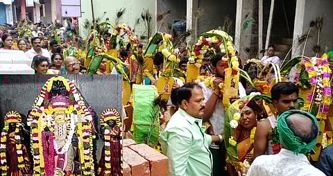  வாழப்பாடி வள்ளி, தெய்வானை சமேத சுப்பிரமணியா் கோயிலுக்கு காவடி எடுத்துவந்த பக்தா்கள். 

