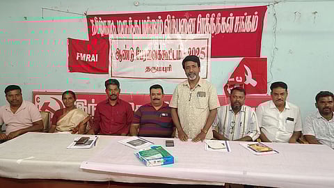  ஆண்டு பேரவைக் கூட்டத்தில் பேசுகிறாா் சங்கத்தின் மாநிலச் ஜெயலாளா் கு.வினோத் ராமாநுஜம். 