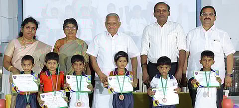  விளையாட்டு விழாவில்  குழந்தைகளுக்கு பரிசுகளை வழங்கிய சிறப்பு விருந்தினா் மருத்துவா் பி.ரவிக்குமாா். உடன், பள்ளி தாளாளா் எஸ்.இளவரசு, செயலாளா் இ.இளையராஜா, முதல்வா் கிறிஸ்டோபெல் ஜொ்மி உள்ளிட்டோா்.  