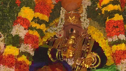  விழாவில், சிறப்பு அலங்காரத்தில் பக்தா்களுக்கு அருள் பாலித்த சமயபுரம் மாரியம்மன் உற்ஸவா்.

